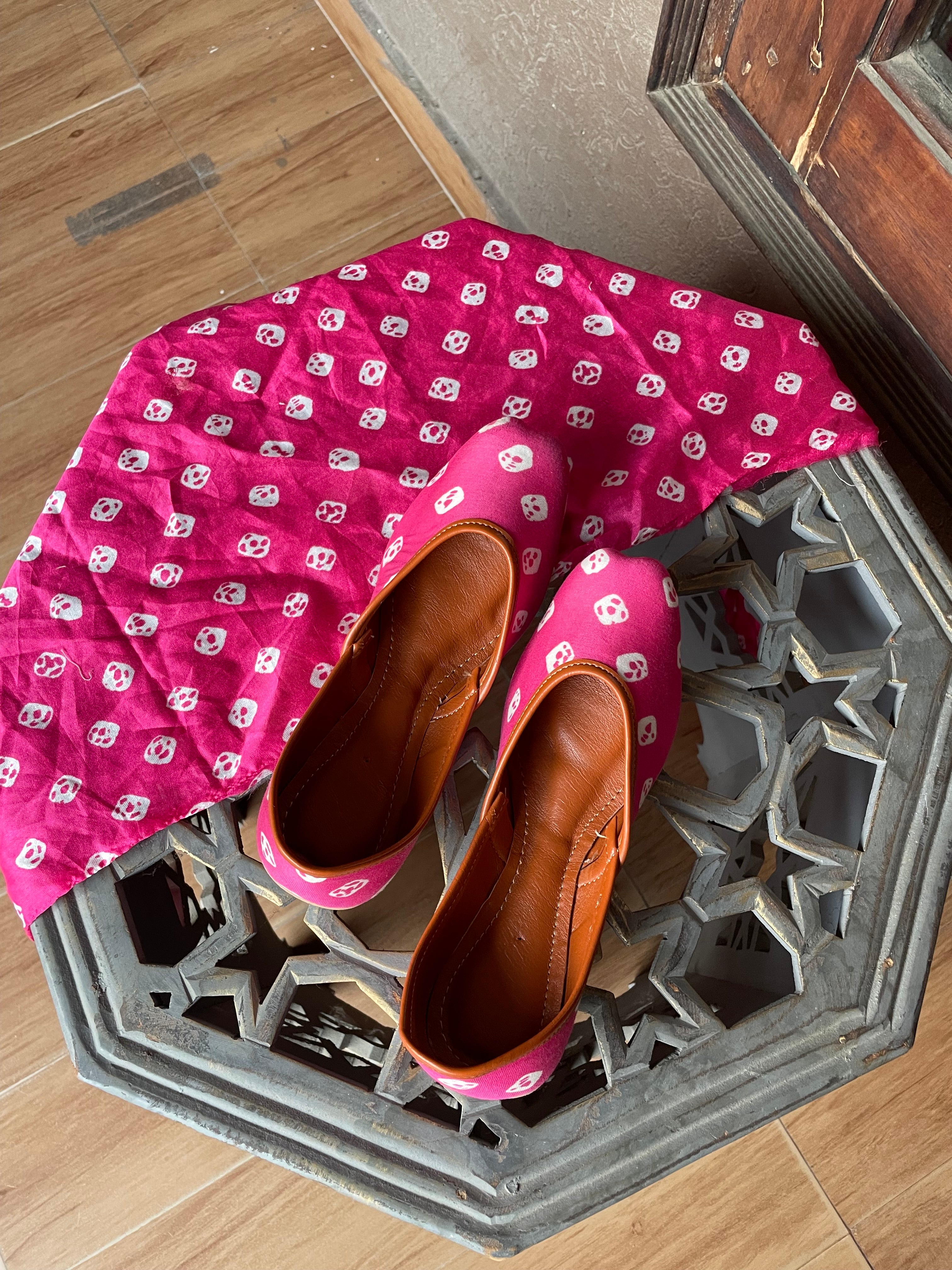 Bandhani Pink Jutti