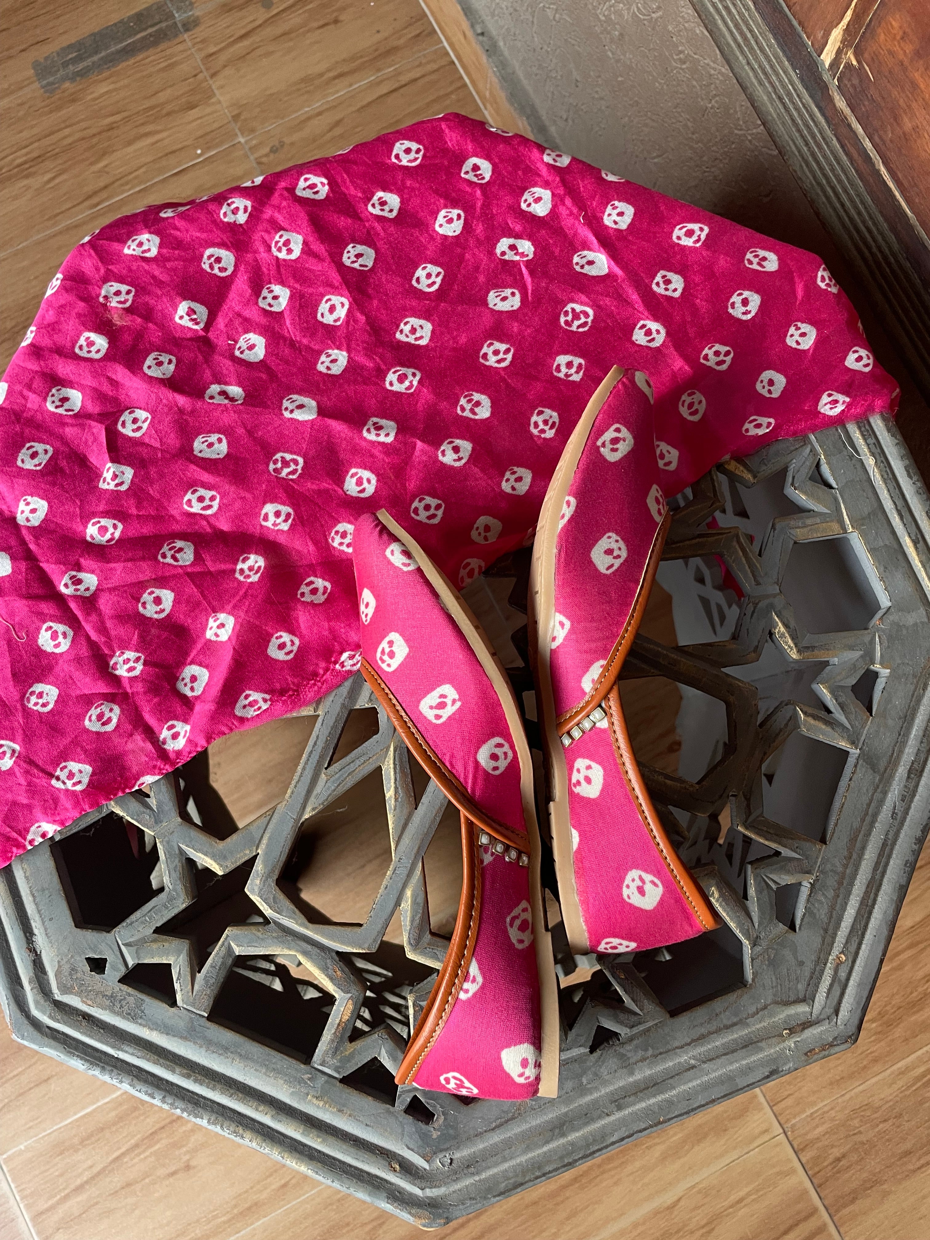 Bandhani Pink Jutti
