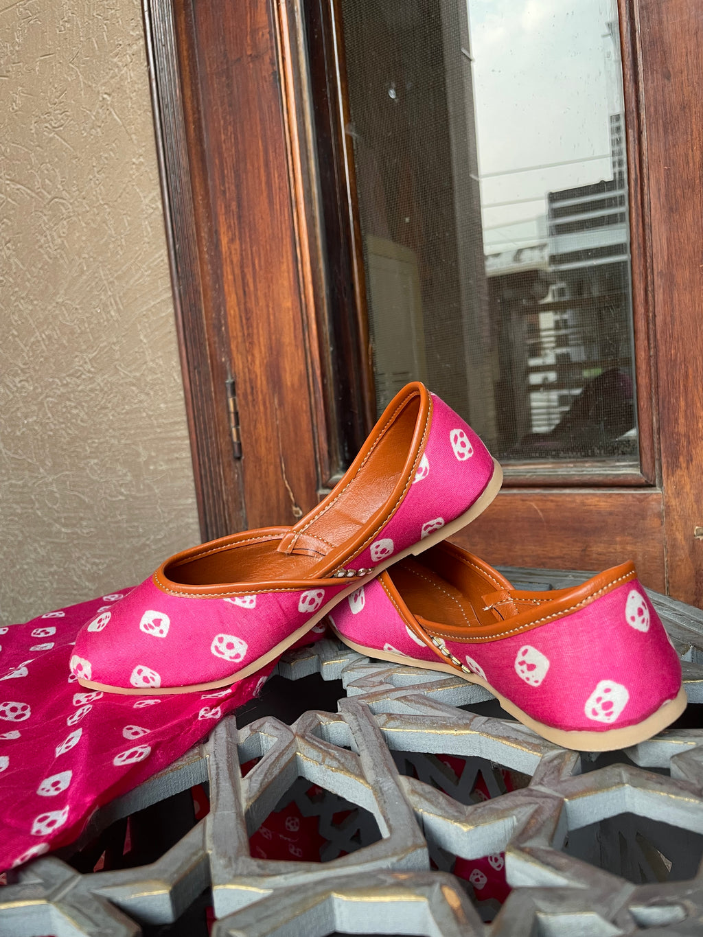 Bandhani Pink Jutti